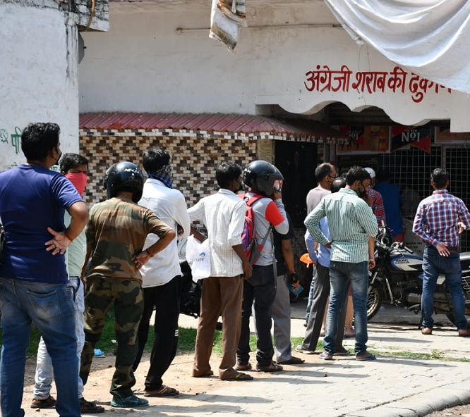 Lockdown3.0 शराब दुकान खुलने से पहले ही पहुंचे खरीदार, लाइन लगाकर